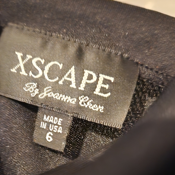 Elegant Black Lace Backed Evening Dress - Picture 3 of 3